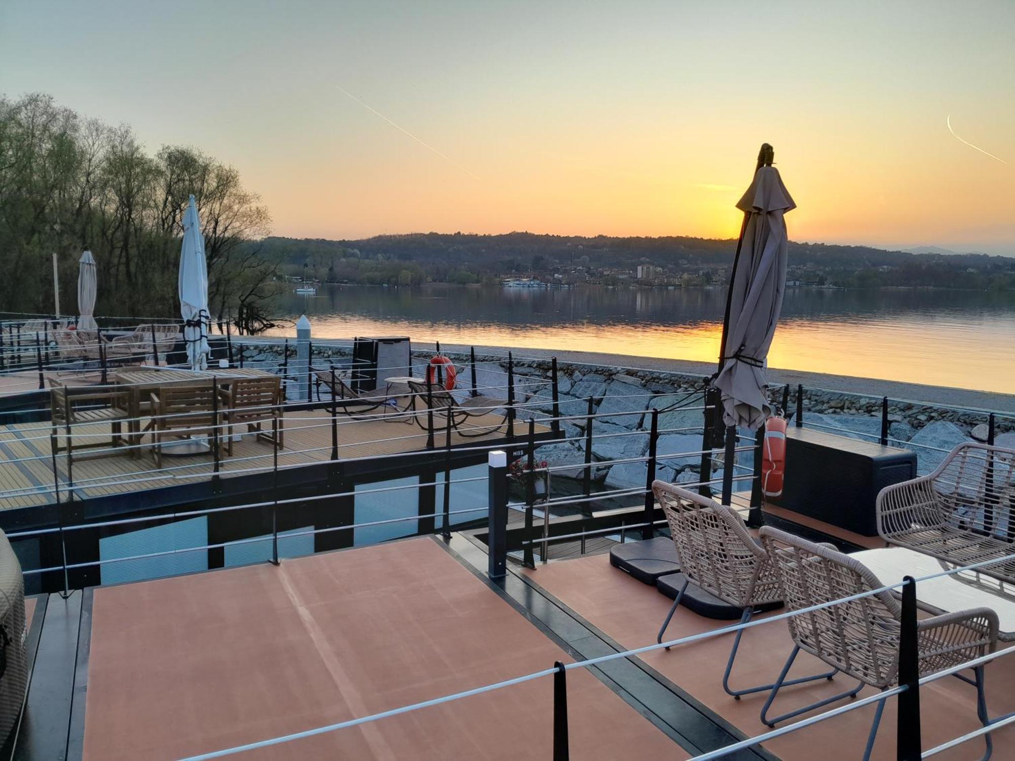 Floating Experience Black Pearl, Lago Maggiore ドルメッレット エクステリア 写真