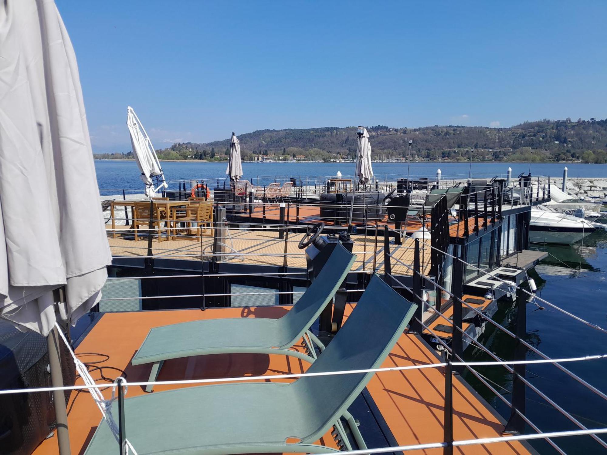 Floating Experience Black Pearl, Lago Maggiore ドルメッレット エクステリア 写真