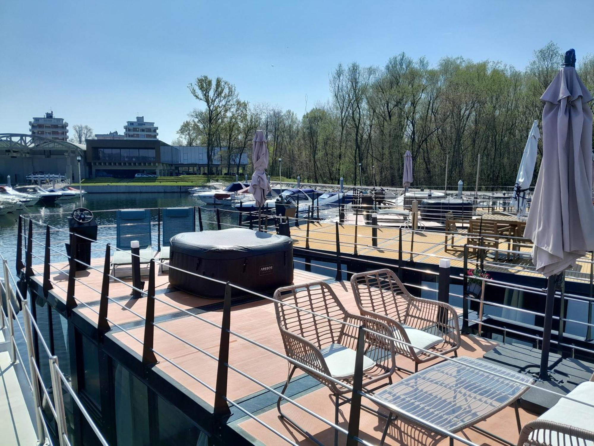 Floating Experience Black Pearl, Lago Maggiore ドルメッレット エクステリア 写真