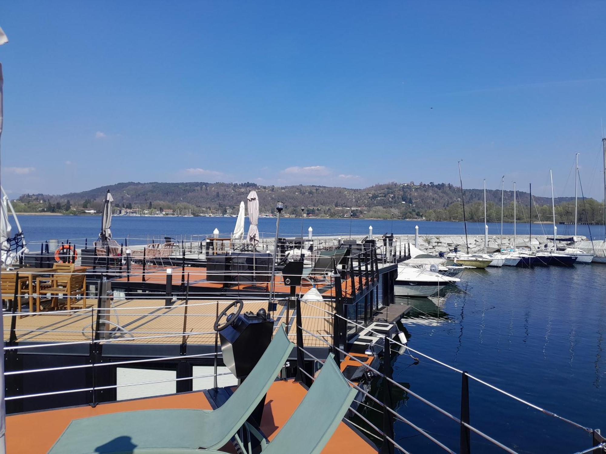 Floating Experience Black Pearl, Lago Maggiore ドルメッレット エクステリア 写真