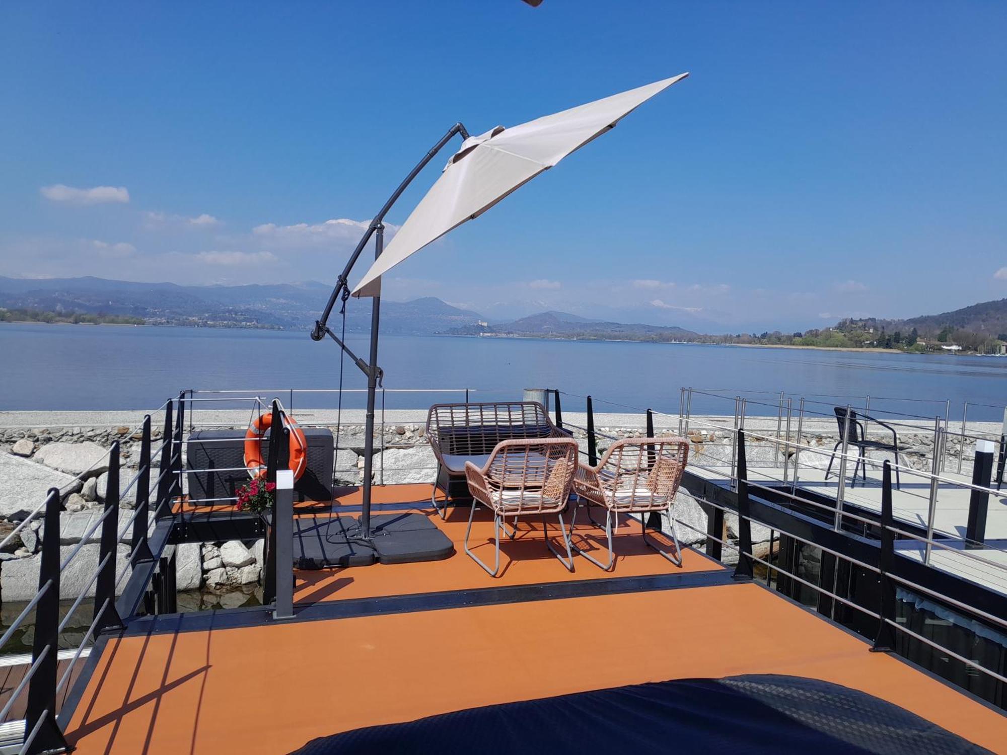 Floating Experience Black Pearl, Lago Maggiore ドルメッレット エクステリア 写真