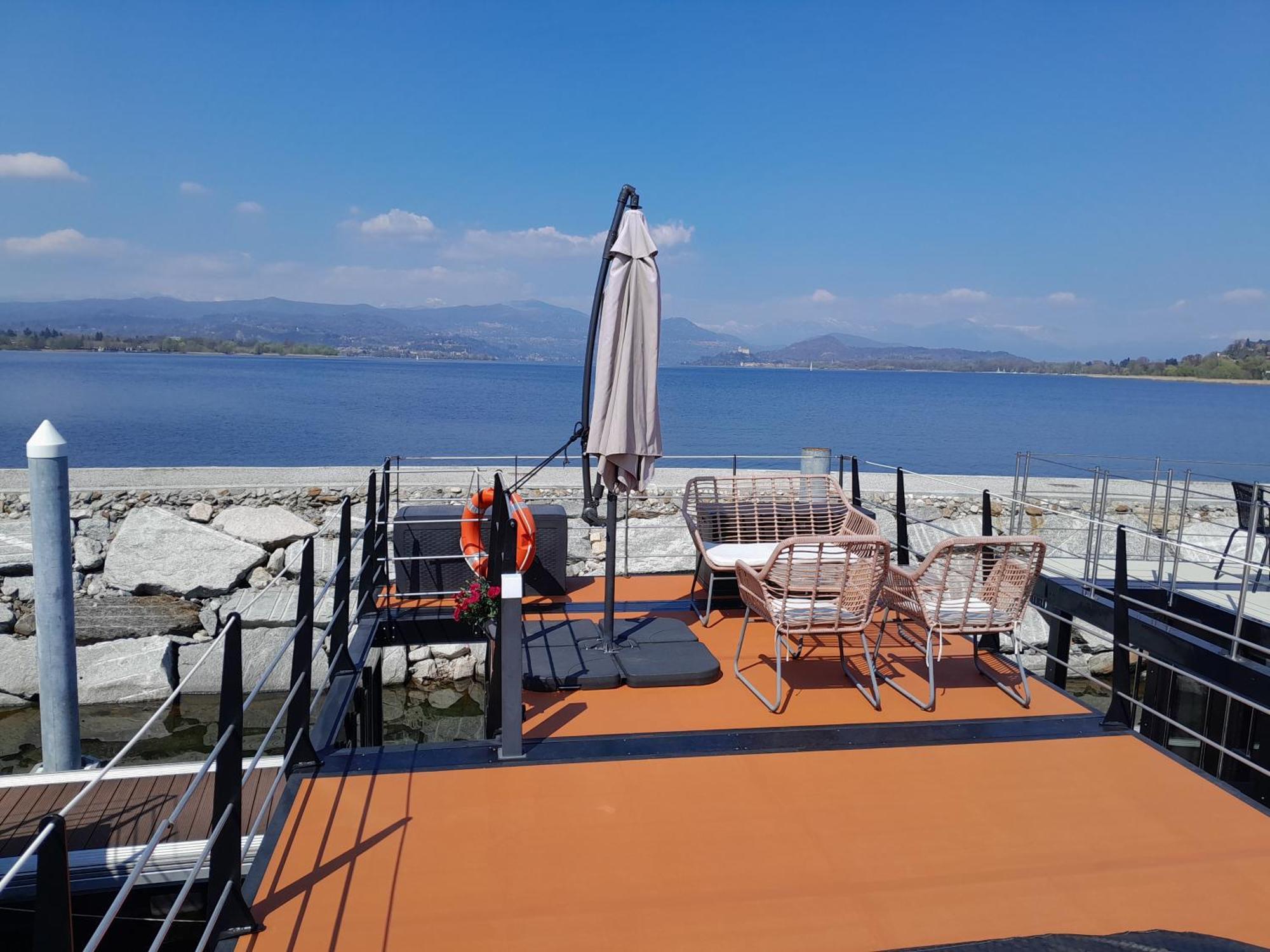 Floating Experience Black Pearl, Lago Maggiore ドルメッレット エクステリア 写真