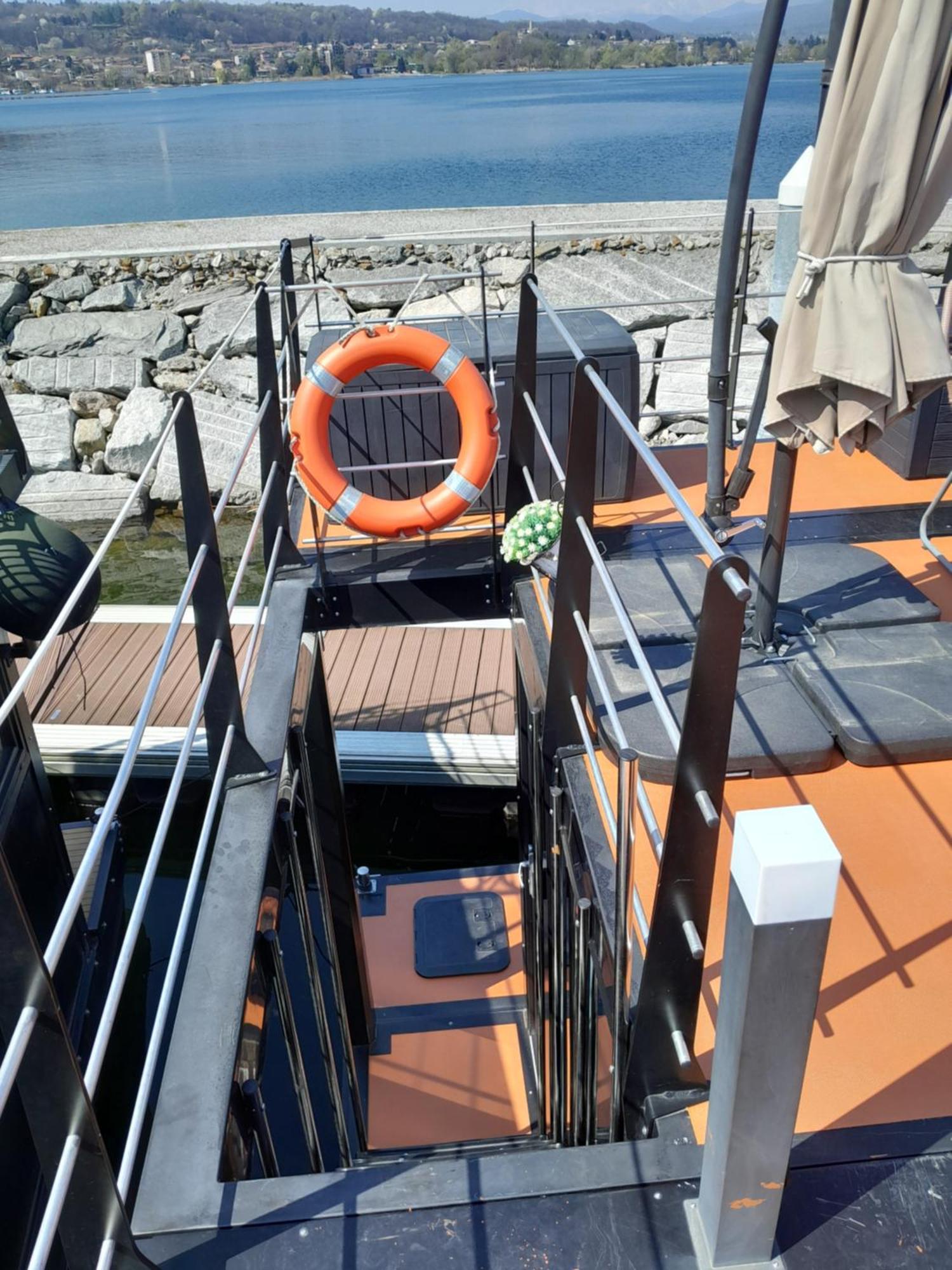 Floating Experience Black Pearl, Lago Maggiore ドルメッレット エクステリア 写真