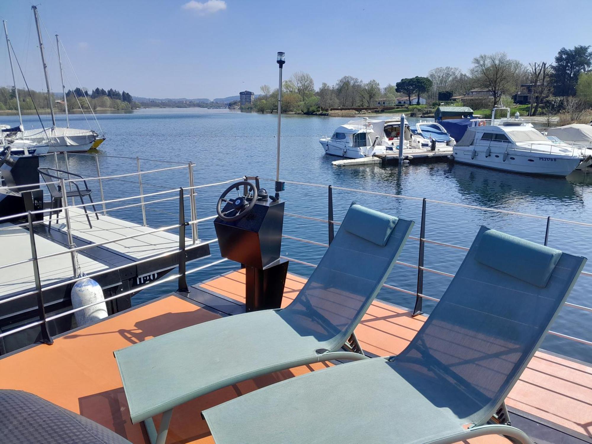 Floating Experience Black Pearl, Lago Maggiore ドルメッレット エクステリア 写真