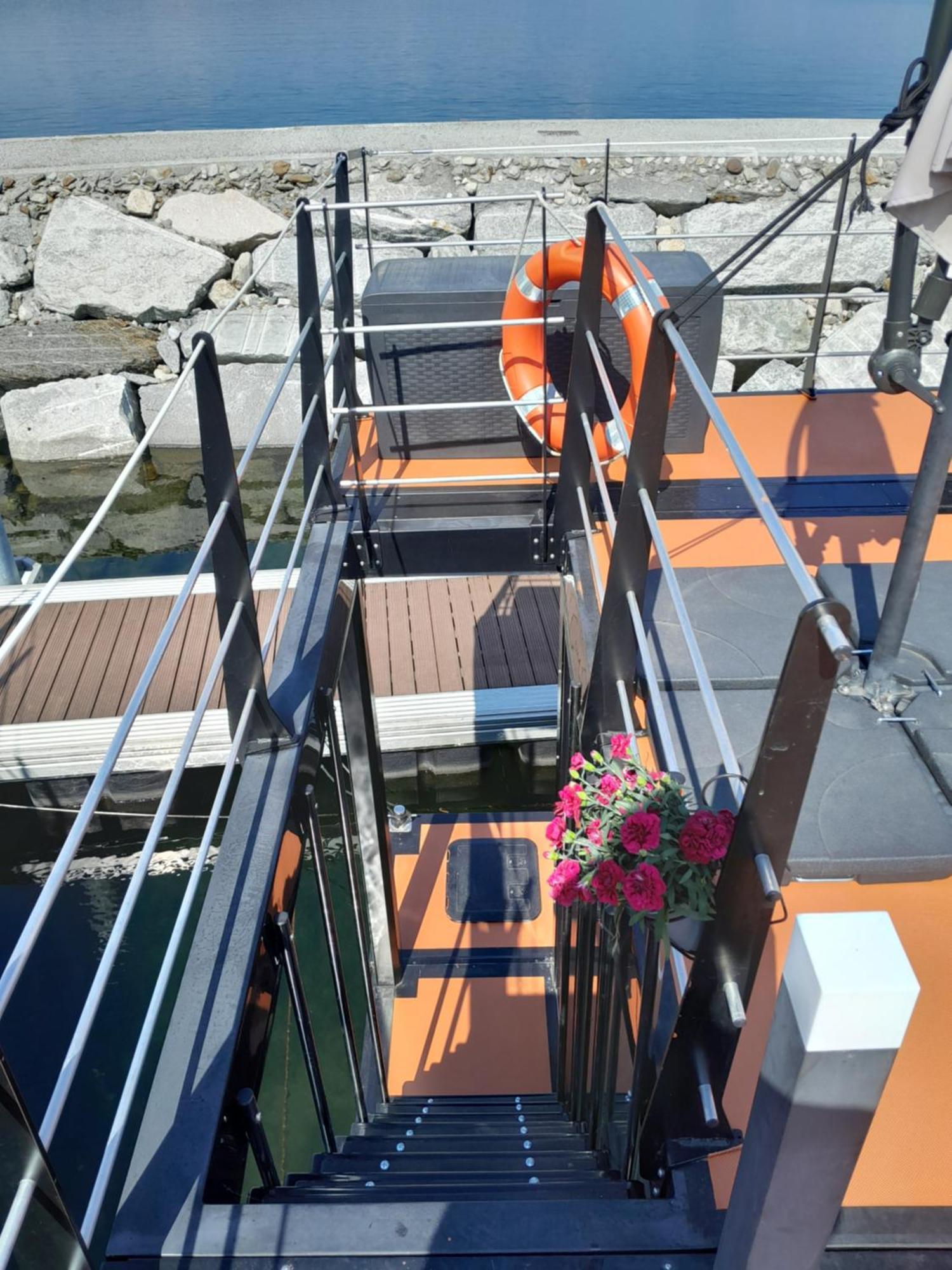 Floating Experience Black Pearl, Lago Maggiore ドルメッレット エクステリア 写真
