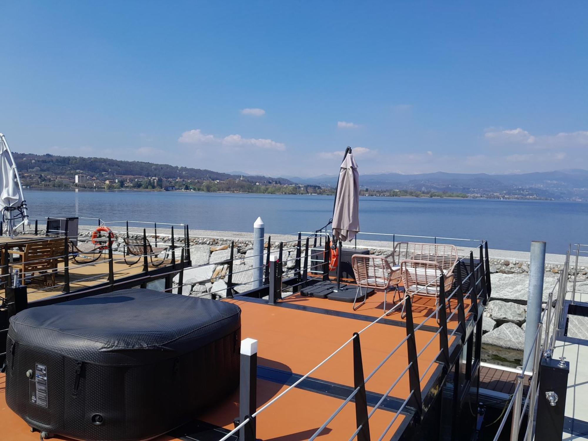 Floating Experience Black Pearl, Lago Maggiore ドルメッレット エクステリア 写真
