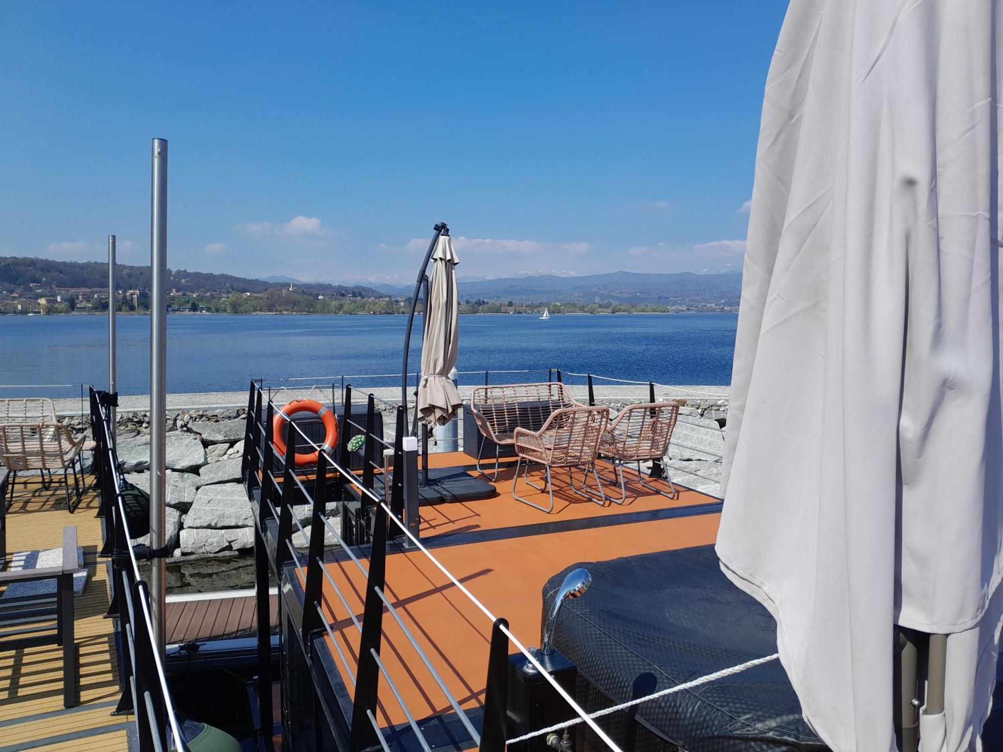Floating Experience Black Pearl, Lago Maggiore ドルメッレット エクステリア 写真
