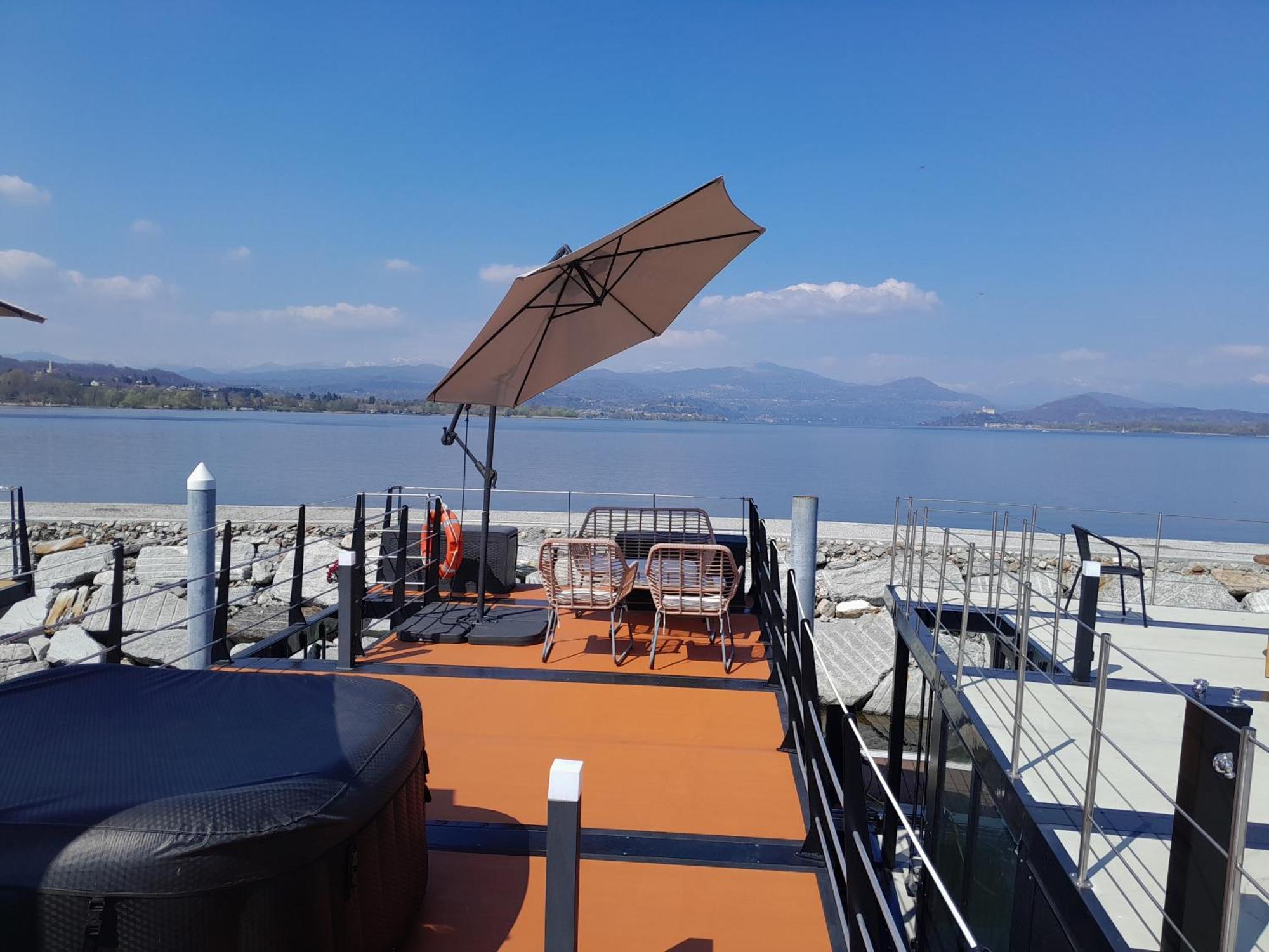 Floating Experience Black Pearl, Lago Maggiore ドルメッレット エクステリア 写真