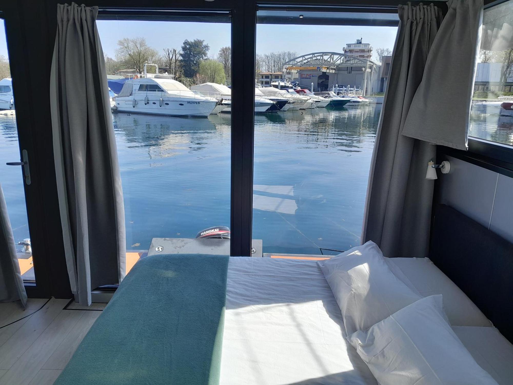Floating Experience Black Pearl, Lago Maggiore ドルメッレット エクステリア 写真