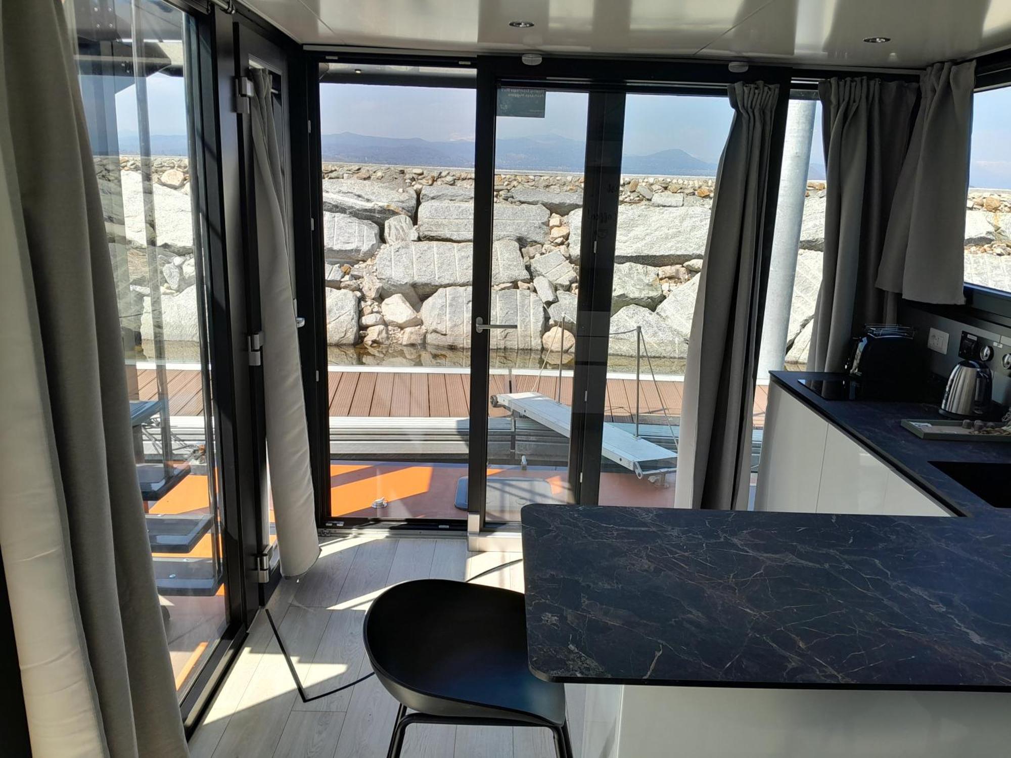 Floating Experience Black Pearl, Lago Maggiore ドルメッレット エクステリア 写真