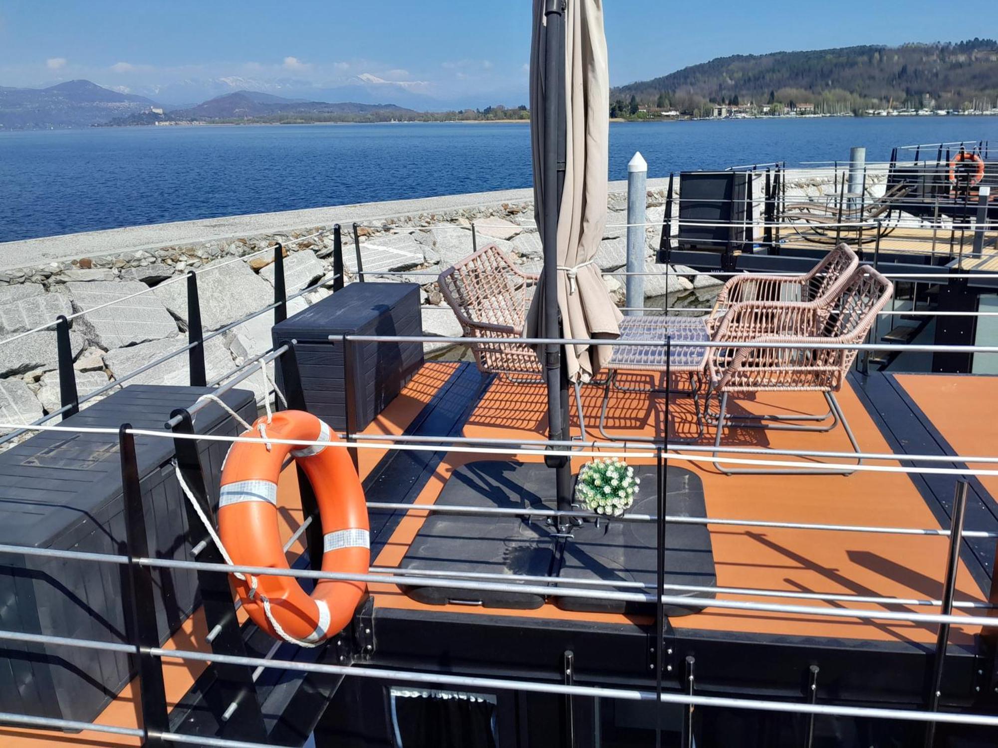 Floating Experience Black Pearl, Lago Maggiore ドルメッレット エクステリア 写真