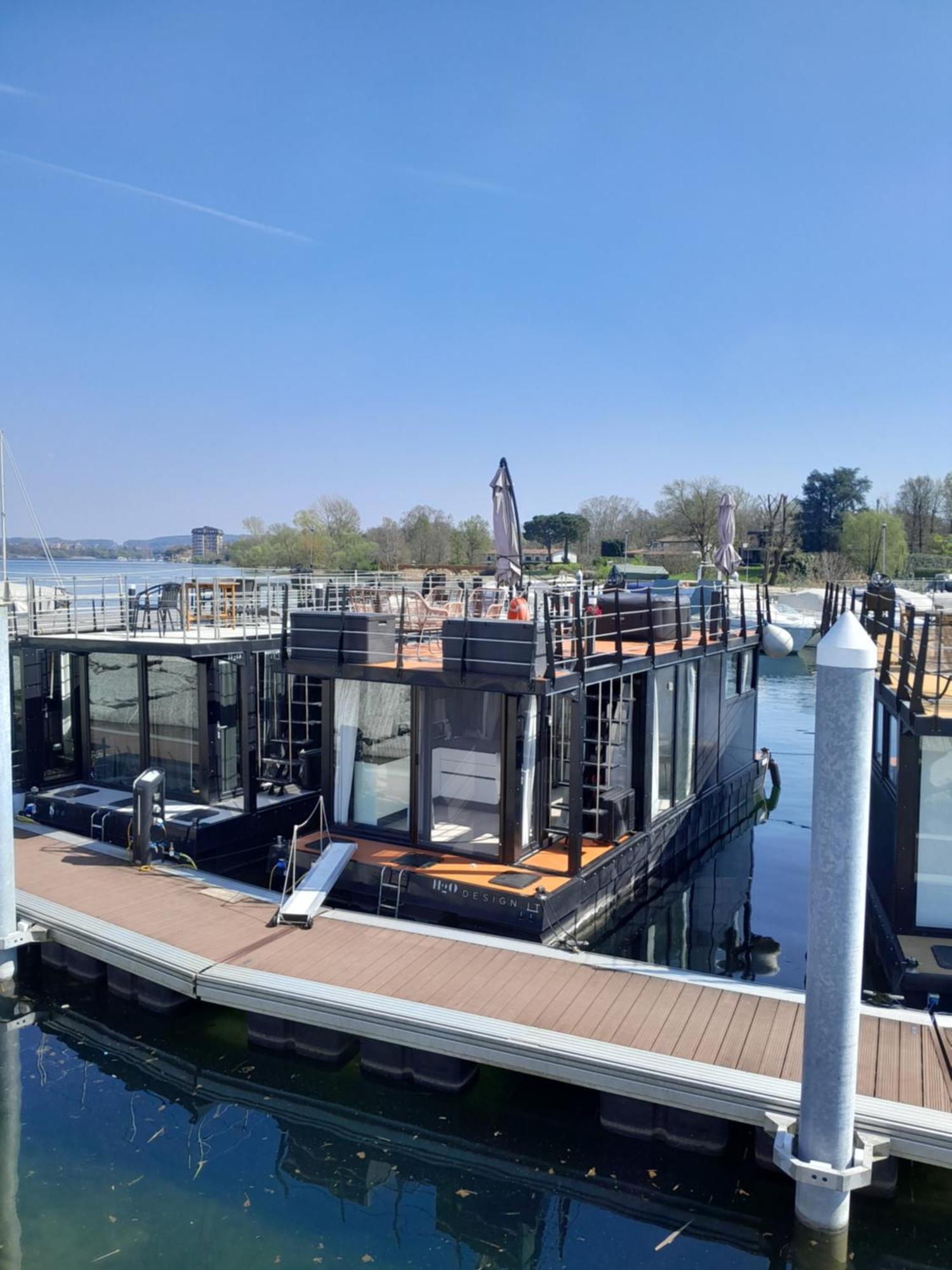 Floating Experience Black Pearl, Lago Maggiore ドルメッレット エクステリア 写真