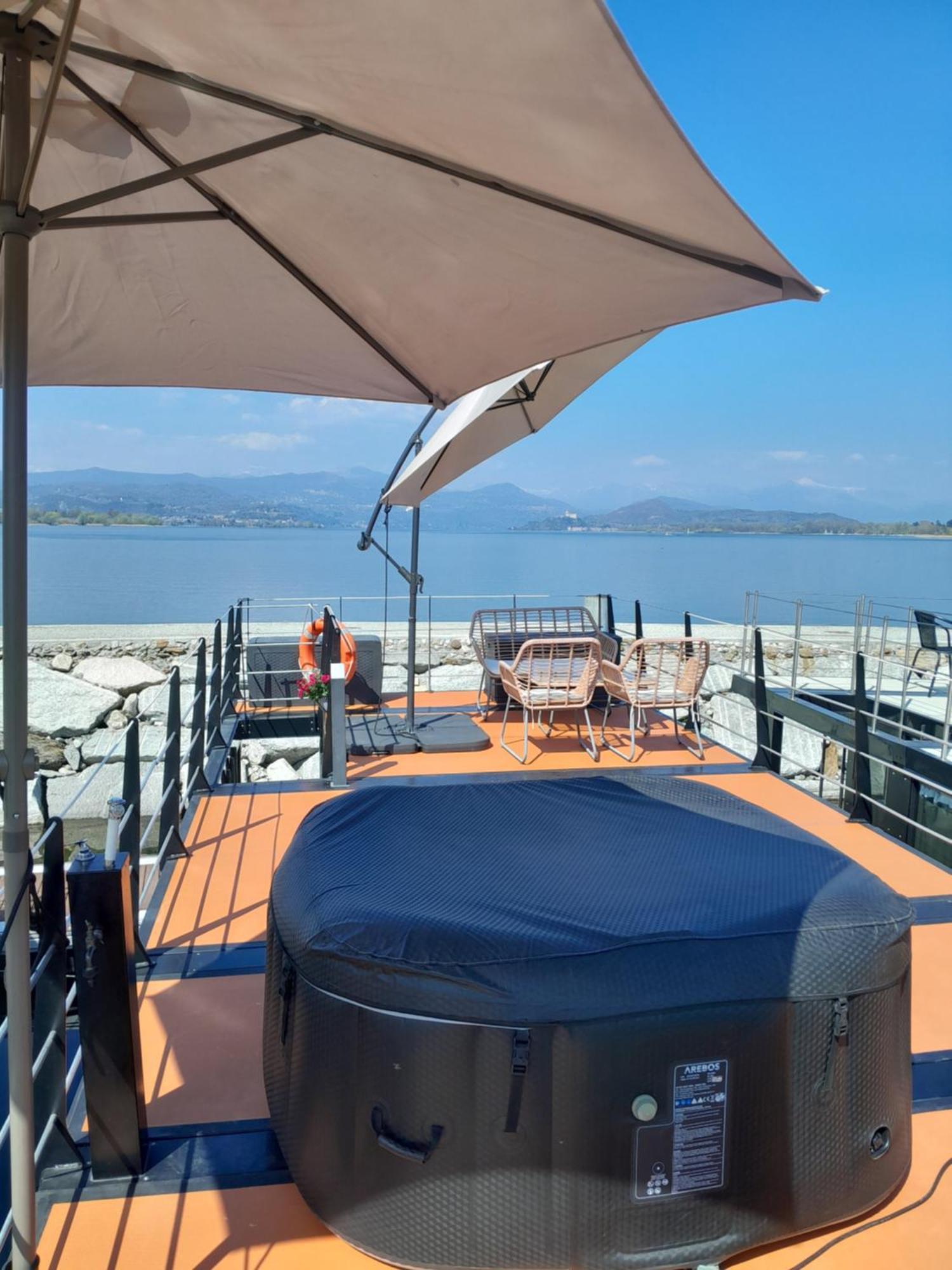 Floating Experience Black Pearl, Lago Maggiore ドルメッレット エクステリア 写真