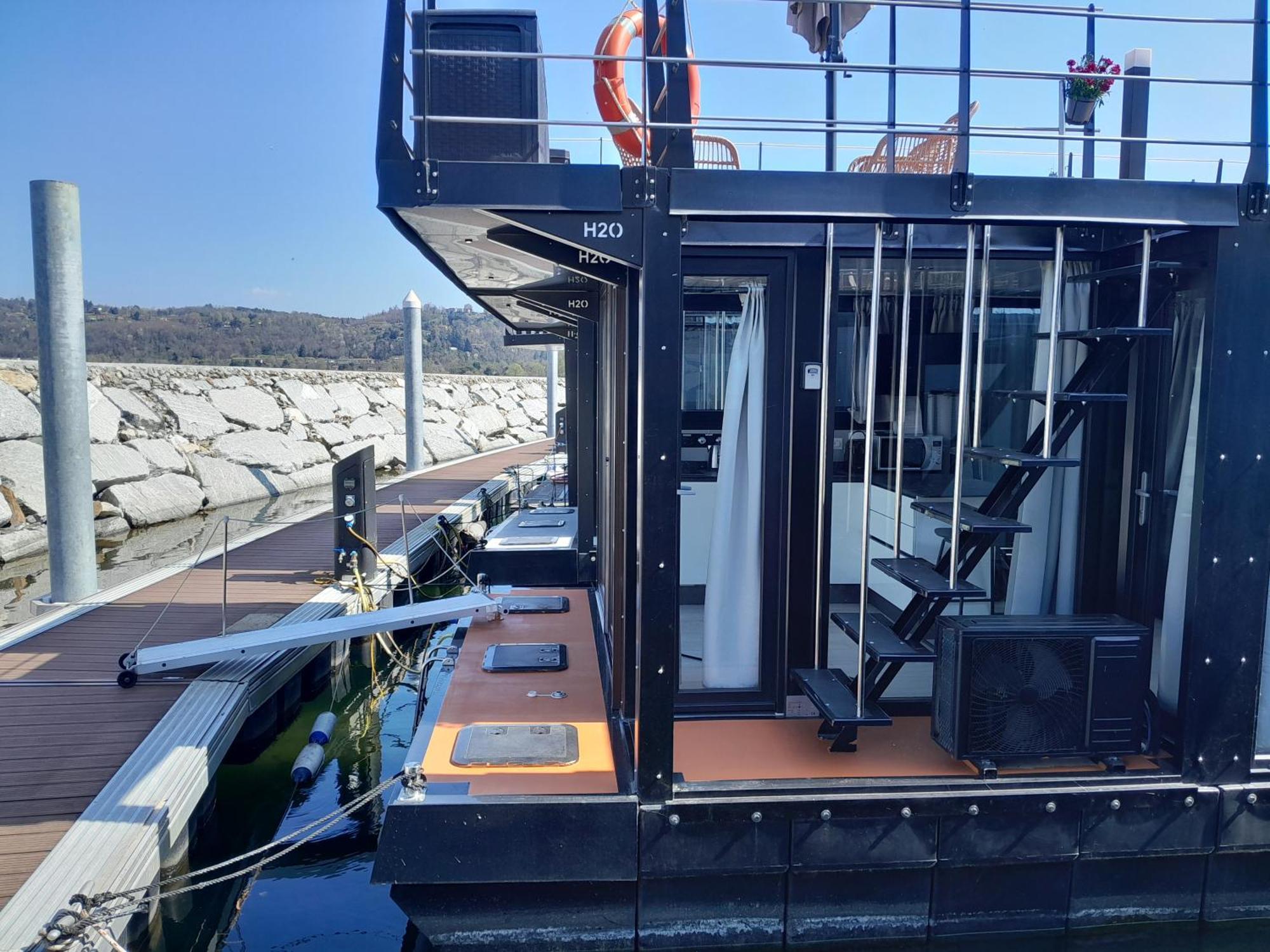 Floating Experience Black Pearl, Lago Maggiore ドルメッレット エクステリア 写真